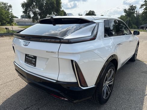 Used 2024 Cadillac Lyriq Luxury AWD/4WD image 6