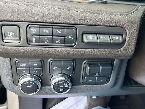 Used 2024 GMC Yukon Denali w/ Advanced Technology Package image 13