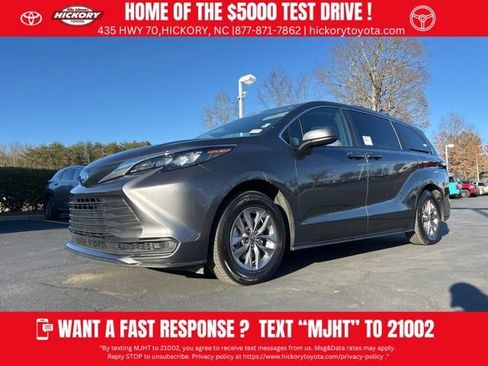 Used 2025 Toyota Sienna LE image 1