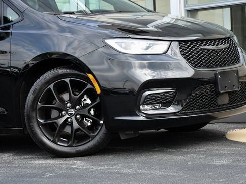 Used 2026 Chrysler Pacifica Limited w/ S Appearance Package FWD image 13