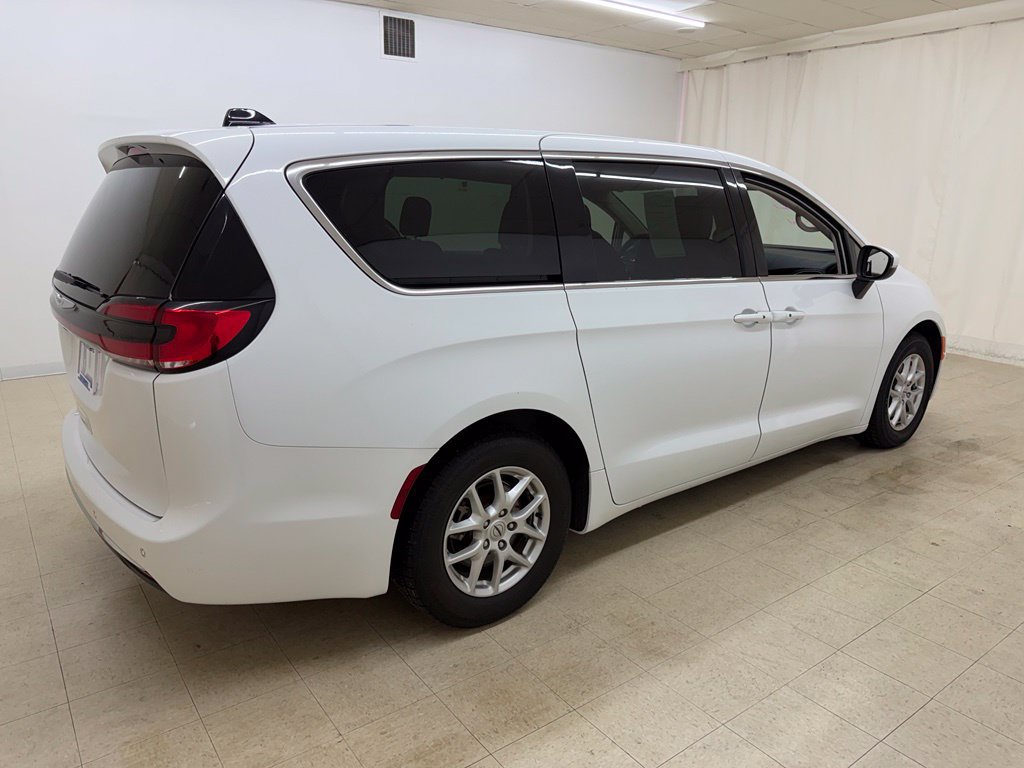 Used 2023 Chrysler Pacifica Touring-L FWD image 6