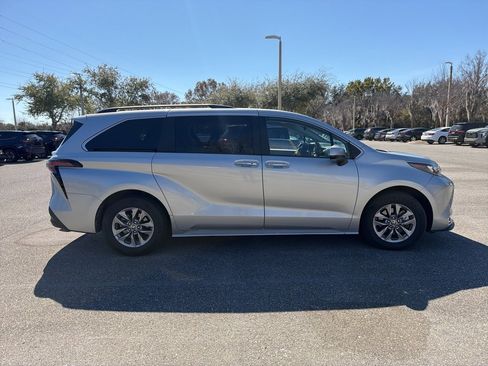 Used 2024 Toyota Sienna XLE image 6