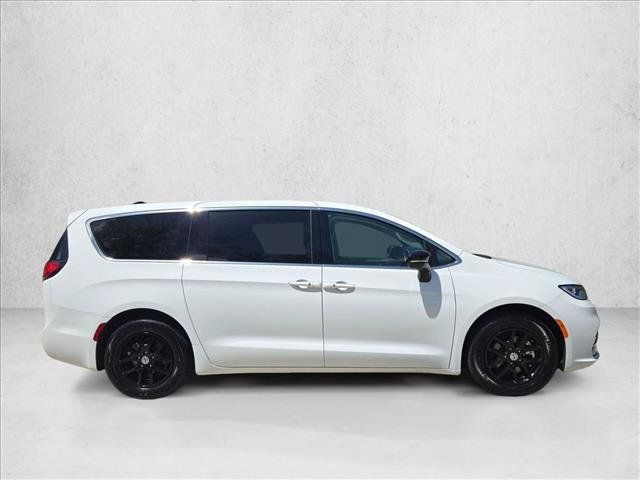 Used 2024 Chrysler Pacifica Touring-L FWD image 4