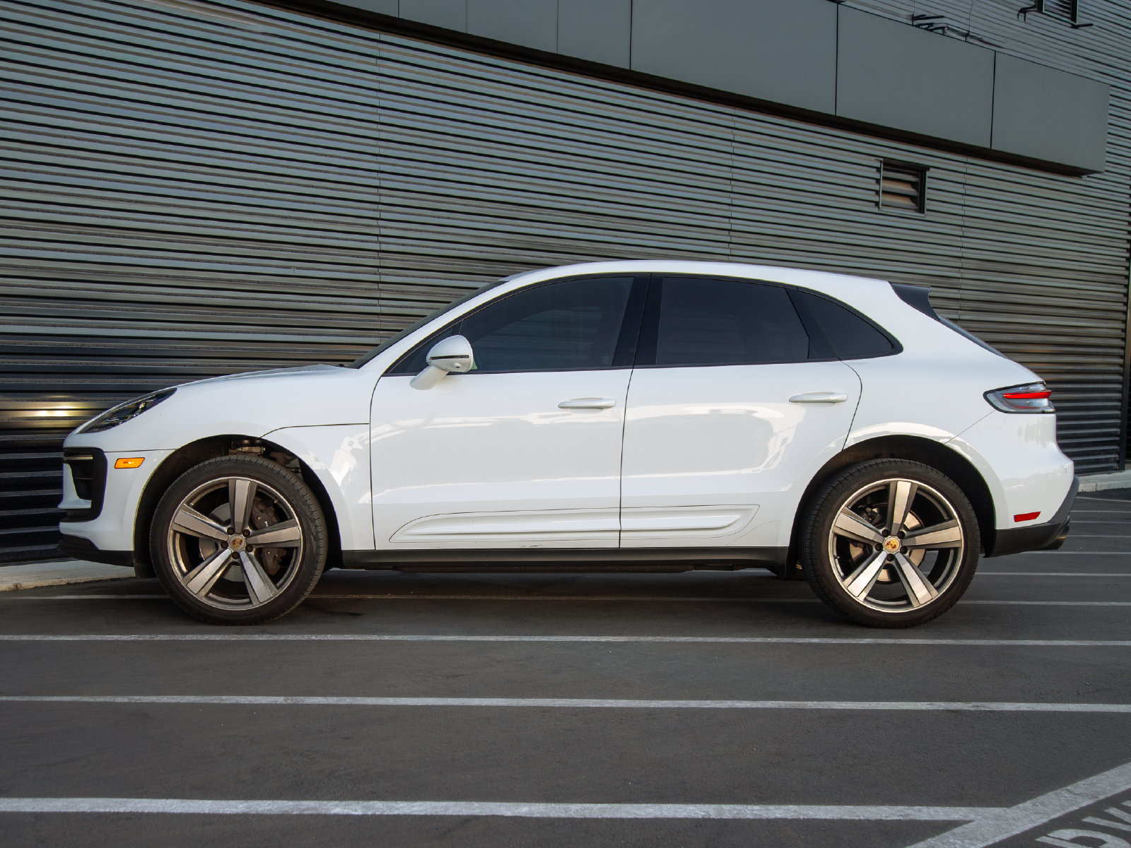 Certified 2024 Porsche Macan AWD/4WD image 2
