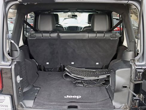 Used 2013 Jeep Wrangler Unlimited Sahara image 33