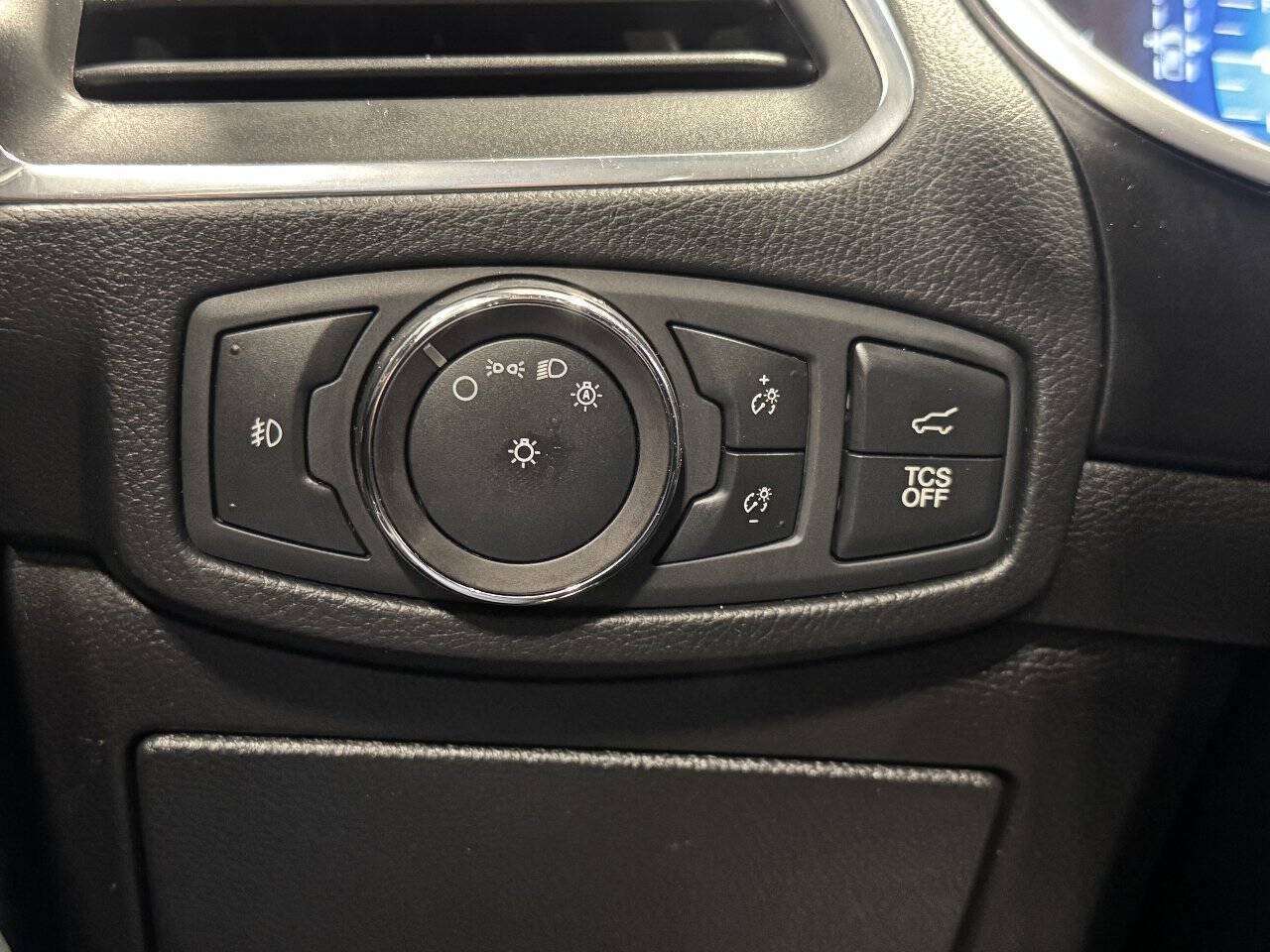 Used 2019 Ford Edge Titanium w/ Equipment Group 301A AWD/4WD image 33