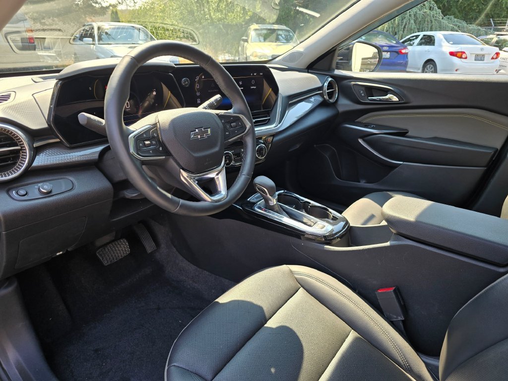 Used 2025 Chevrolet Trax ACTIV w/ Sunroof Package FWD image 11