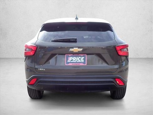 Used 2024 Chevrolet Trax LS w/ LS Convenience Package FWD image 3