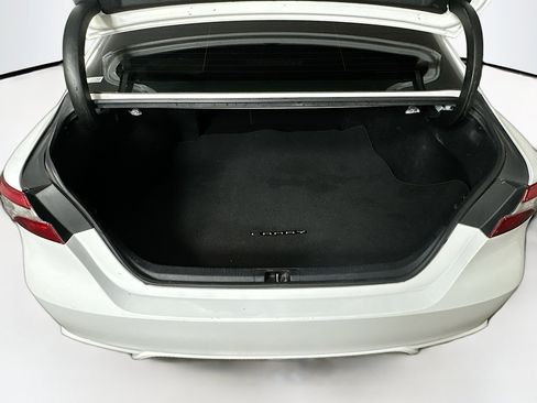 Used 2020 Toyota Camry SE w/ Carpet Mat Package image 26