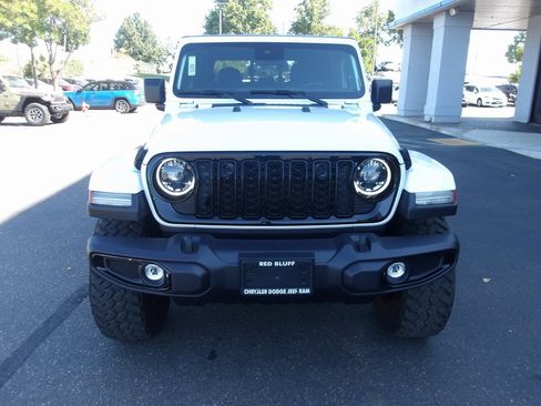 Used 2024 Jeep Gladiator Sport image 3