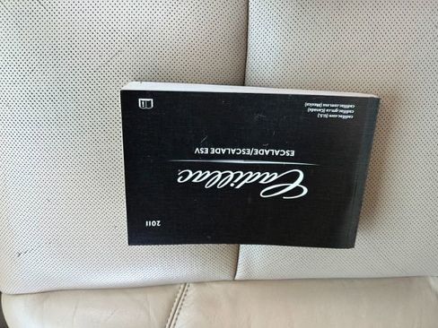 Used 2011 Cadillac Escalade Premium image 34