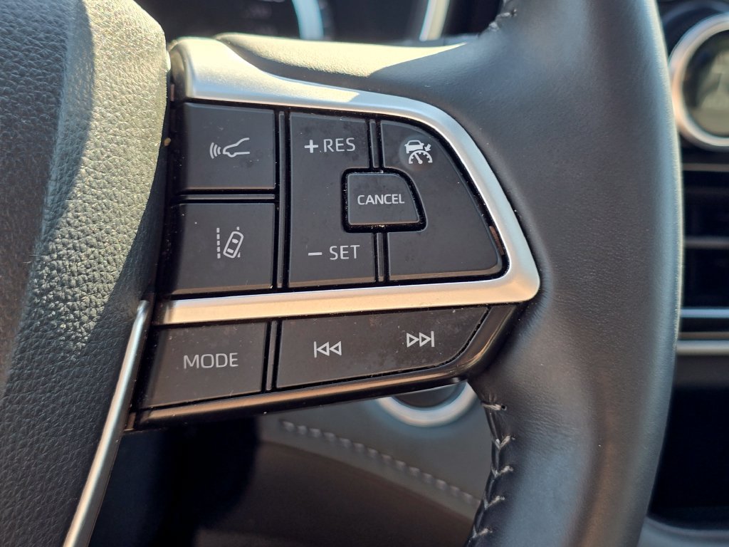 Used 2024 Toyota Highlander XLE AWD/4WD image 33