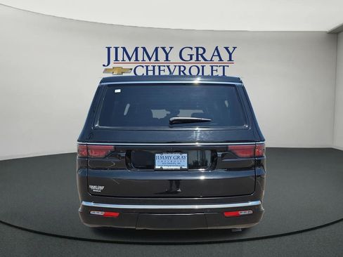 Used 2024 Jeep Wagoneer L Series II w/ Flexible Seating Group RWD image 4