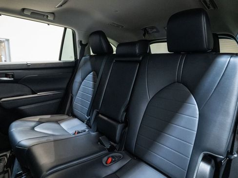 Certified 2022 Toyota Highlander XLE image 31