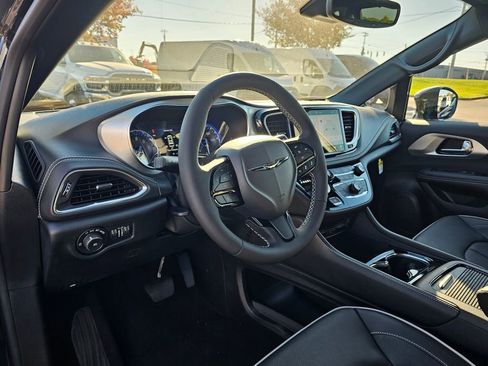 New 2026 Chrysler Pacifica Limited w/ Uconnect Theater Family Group image 11