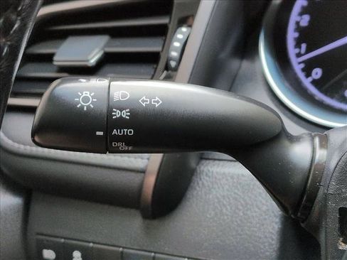 Used 2019 Toyota Camry SE FWD image 16
