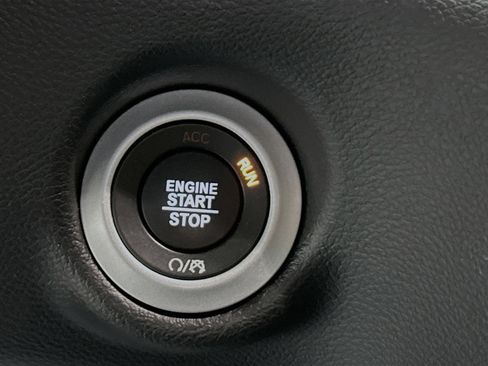 Used 2025 Chrysler Pacifica Select image 20