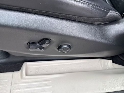 Used 2023 Chrysler Pacifica Touring-L image 26