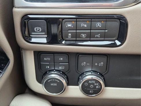 New 2026 GMC Yukon Denali w/ Sun & Power Step Package AWD/4WD image 31