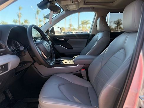 Used 2024 Toyota Highlander XLE image 17