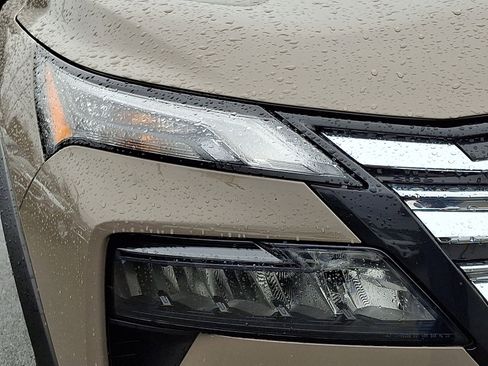 Used 2025 Nissan Rogue SV image 9