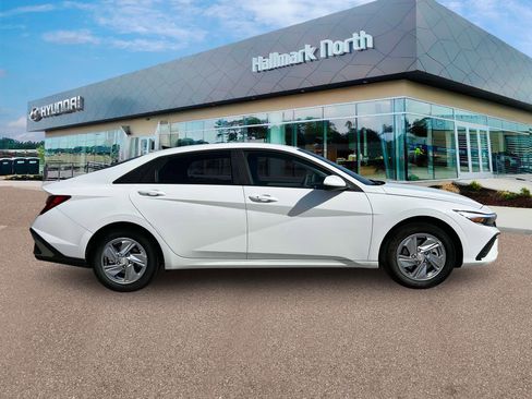 Used 2025 Hyundai Elantra SE w/ Cargo Package image 9