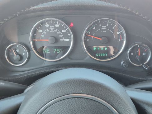 Used 2014 Jeep Wrangler Unlimited Rubicon w/ Connectivity Group AWD/4WD image 16