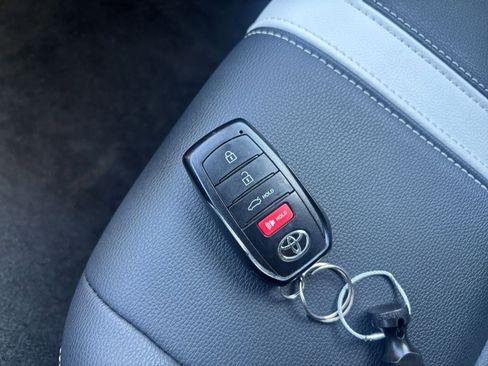 Used 2025 Toyota Camry SE image 21