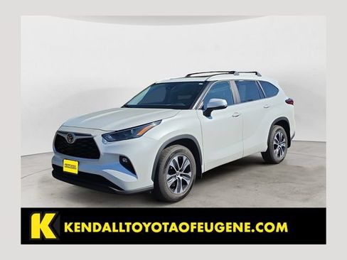 Used 2023 Toyota Highlander XLE AWD/4WD image 1