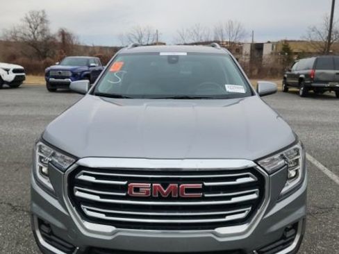 Used 2024 GMC Terrain SLT image 2