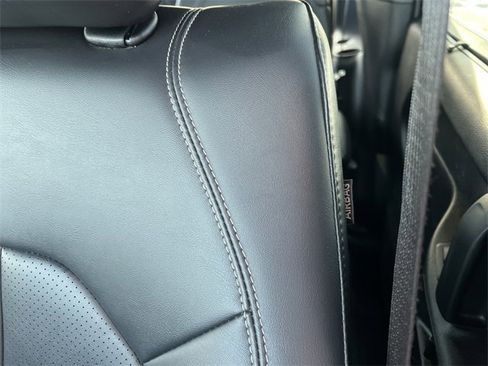 Used 2025 Chrysler Pacifica Select image 13