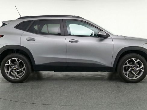 Used 2025 Chevrolet Trax LT w/ LT Convenience Package image 11