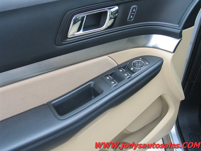 Used 2017 Ford Explorer 4WD image 3