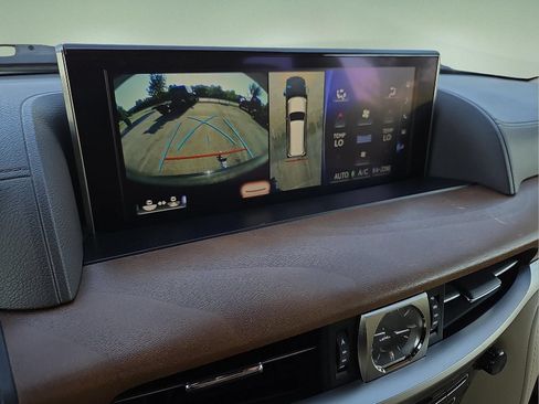 Used 2020 Lexus LX 570 4WD w/ Luxury Package image 17