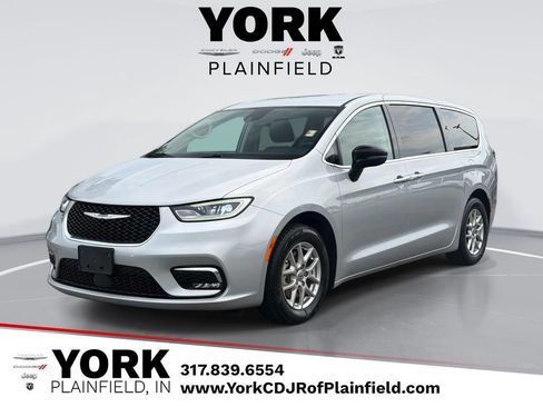 Used 2024 Chrysler Pacifica Touring-L FWD image 1