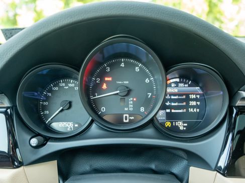 Certified 2024 Porsche Macan AWD/4WD image 30