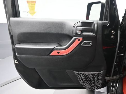 Used 2017 Jeep Wrangler Unlimited Sahara w/ Connectivity Group AWD/4WD image 9