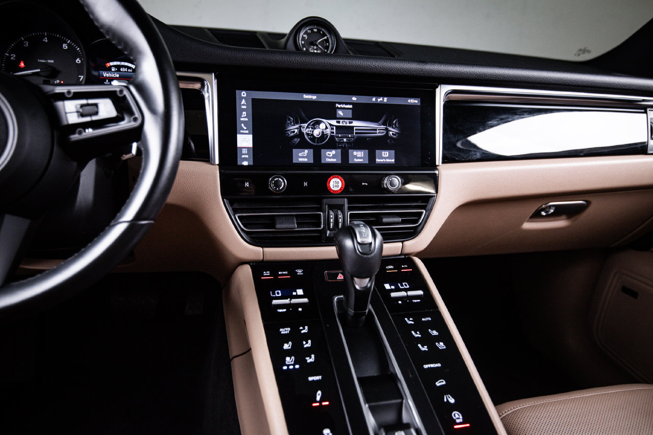 Certified 2024 Porsche Macan AWD/4WD image 19