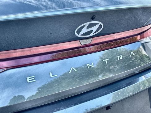 Used 2025 Hyundai Elantra SE FWD image 10