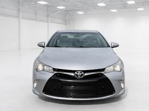 Used 2017 Toyota Camry SE image 3