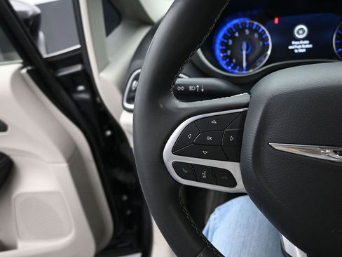 Used 2023 Chrysler Pacifica Touring-L image 25