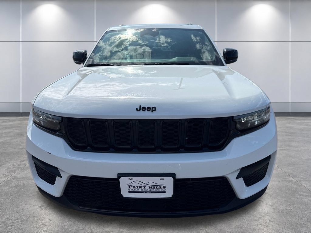 Used 2025 Jeep Grand Cherokee Altitude AWD/4WD image 8
