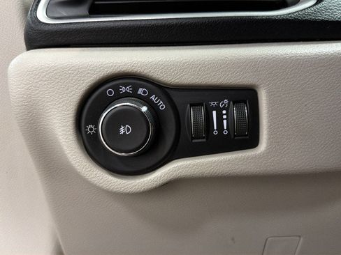 Used 2018 Chrysler Pacifica Touring-L FWD image 19