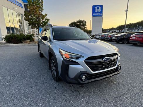 Used 2025 Subaru Outback Premium w/ Popular Package #1A image 2