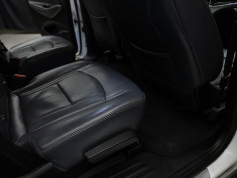 Used 2022 Buick Enclave Essence image 12