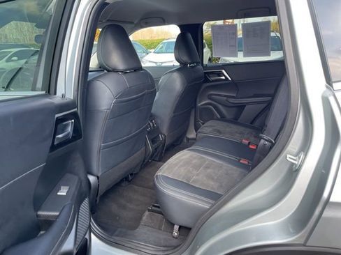 Used 2024 Mitsubishi Outlander SE Black Edition image 15