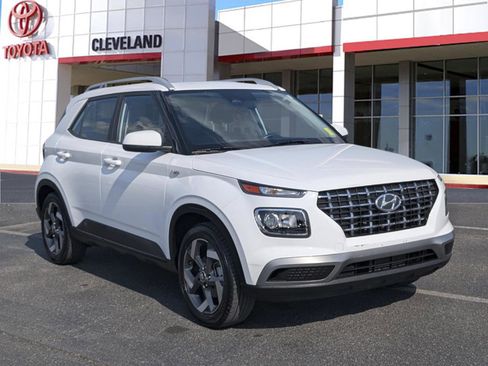 Used 2023 Hyundai Venue SEL FWD image 2