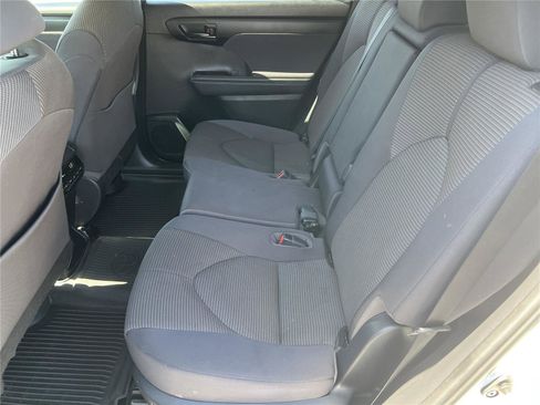 Used 2023 Toyota Highlander LE FWD image 33