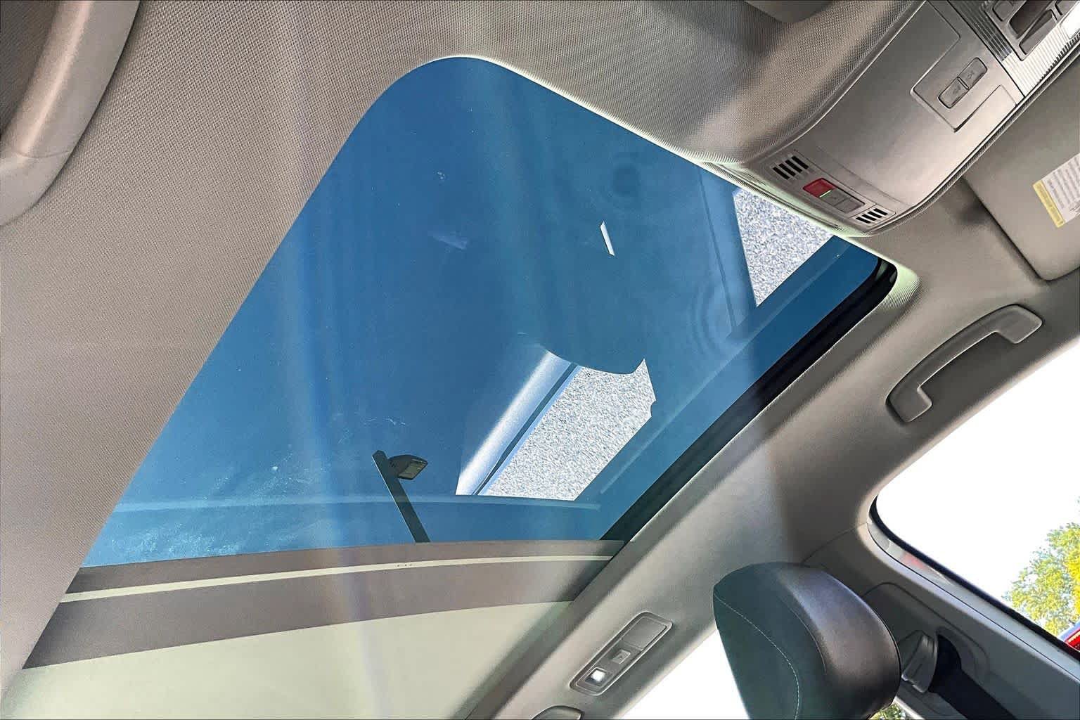 Used 2021 Volkswagen Tiguan SE w/ Panoramic Sunroof Package FWD image 14