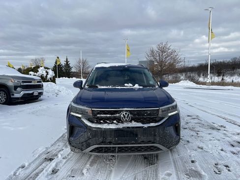 Used 2024 Volkswagen Taos SE image 2